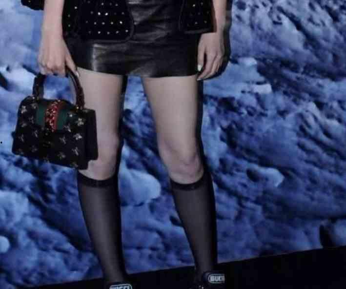 丝袜脱一半贴吧